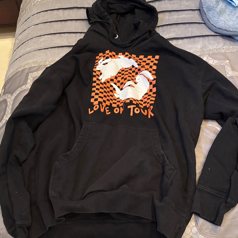 Harry styles of one direction love on tour black hoodie. Size large